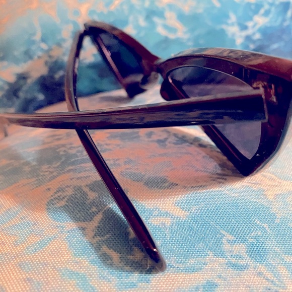 NEW BLACK TRIANGLE SUNGLASSES - Picture 3 of 4